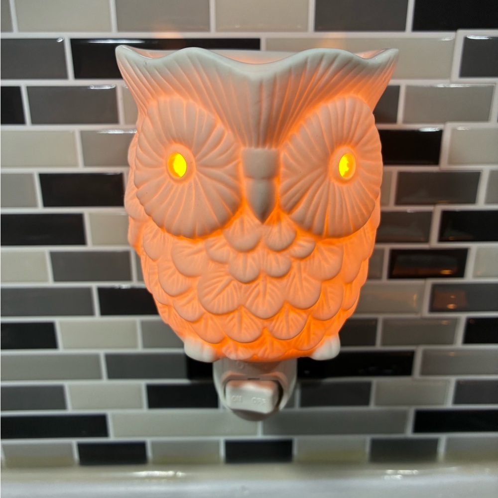 PreOwned Scentsy White Ceramic Owl Night Light - Picture 2 of 7